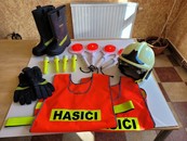 Vybavení zásahovné jednotky hasičů ochrannými prostředky.jpg